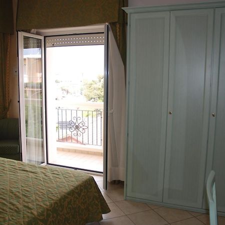 Hotel Residence Veliero Riccione Bagian luar foto