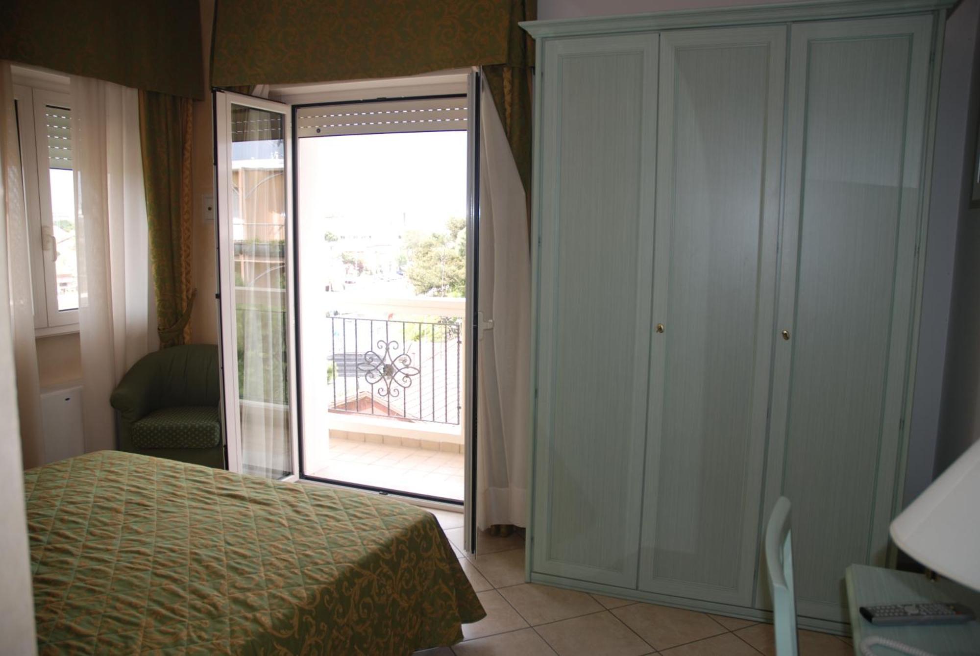 Hotel Residence Veliero Riccione Bagian luar foto